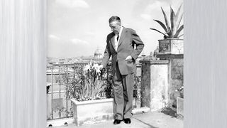 Francis Poulenc auf der Terrasse des Palazzo Pecci-Blunt in Rom 