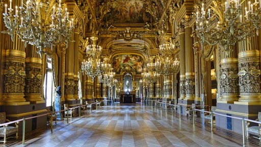 Le Grand Foyer der Opéra Ganier in Paris mit der verzierten Decke von Paul Baudry