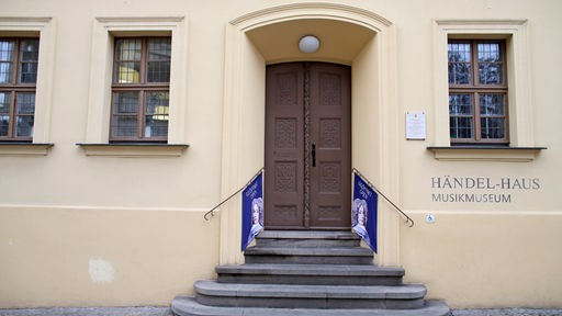 Zwei Porträts des jungen Händels zieren den Eingang zum Händel-Haus in Halle/Saale