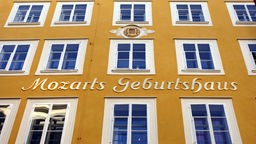 Mozarts Geburtshaus in Salzburg, gelbe Fassade