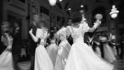 Tanzpaare tanzen Walzer, in schwarz-weiß und bewegt