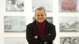 Der Fotograf Michael Schmidt steht am 11.01.2013 im Gropius-Bau in Berlin in seiner Ausstellung "Michael Schmidt. Lebensmittel".