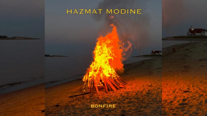 Das Albumcover Bonfire der Band Hazmat Modine zeigt ein loderndes Lagerfeuer am Strand.