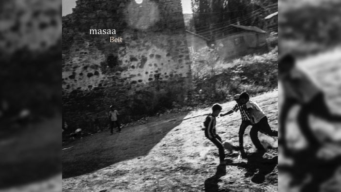 Das Albumcover "Beit" der Band Masaa zeigt spielende Kinder auf einer Wiese in schwarz-weiß.