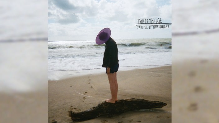 Auf dem Albumcover von "Careful Of Your Keepers" ist ein Mensch mit Sonnenhut und gesenktem Kopf am Strand zu sehen.