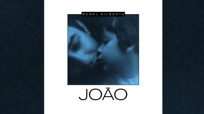 Auf dem Albumcover von Bebel Gilbertos " Joao", gibt ein Kind einem Erwachsenen einen Kuss auf den Mund. 