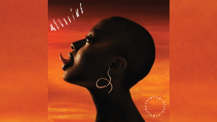 Das Album-Cover zeigt das Seitenprofil einer afroamerikanischen Frau, die die Zunge rausstreckt.