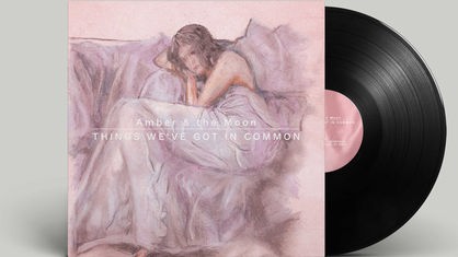 Das rosa Cover des Album von Amber & The Moon "Things we've got in Common" mit einer Vinylschallplatte