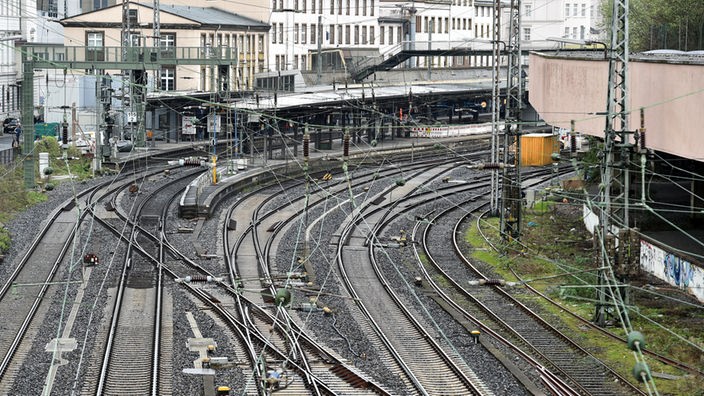 Der Bahnhof Wuppertal mit unbefahrenen Gleisen. 