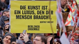 Schild mit der Aufschrift: "Die Kusnt ist ein Luxus, den der Mensch braucht. Bertolt Brecht" bei einer Demonstration Berliner Kulturschaffender.