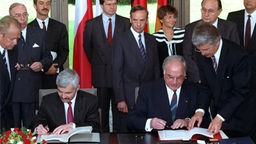 Krzysztof Bielecki und Helmut Kohl unterzeichnen am 17. Juni 1991 in Bonn den Vertrag "über gute Nachbarschaft und freundschaftliche Zusammenarbeit".