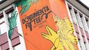 Ein Wandbild mit dem neuen Logo der documenta fifteen