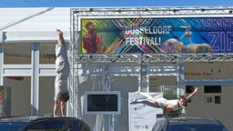 Artisten beim Düsseldorf Festival. Das Festival für Performing Arts in den Bereichen Theater, Musik, Neuer Zirkus und Tanz beginnt am 6. September 2023.
