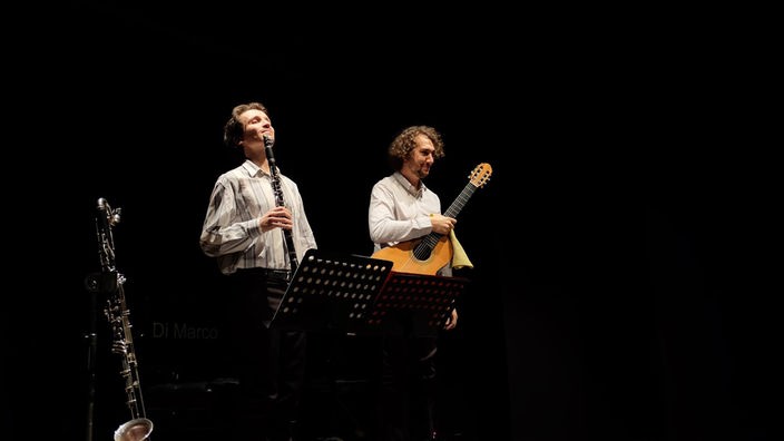 Klarinettist Pierpaolo Romani und der Gitarrist Andrea Pennati gemeinsam als Duo namens „Inventionis Mater".