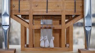 Kleine Gewichtssäckchen beschweren die Tasten der Orgel der John-Cage-Orgel-Stiftung Halberstadt in der Burchardi-Kirche.