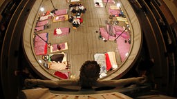 Geflüchtete haben 2013 in der St. Pauli Kirche ihre Schlafplätze auf dem Kirchenboden vorbereitet.