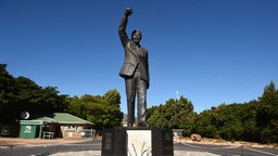 Ein Denkmal von Nelson Mandela steht in Kapstadt, Südafrika auf einem Platz vor dem Gefängnis, in dem der Aktivist die letzten Jahre seines Lebens eingesperrt war.