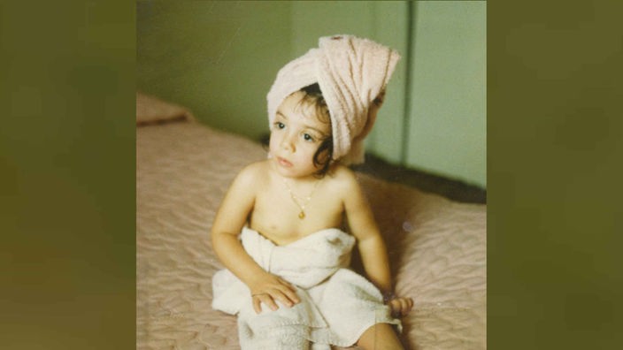 Ein kleines Mädchen in Handtüchern gewickelt: Cover des Albums der Sängerin Rahill " Flowers at your feet"