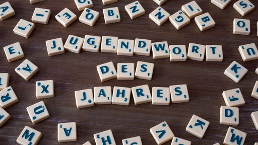 Symbolbild: Scrabblesteine ergeben die Worte "Jugendwort des Jahres".