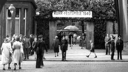 Der Eingang zum Festspielhaus in Recklinghausen (1949).