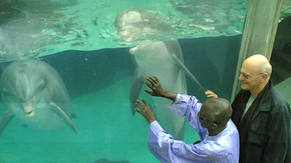 Doudou N’Diaye Rose und Michael Fahres (im Delfinarium Duisburg).