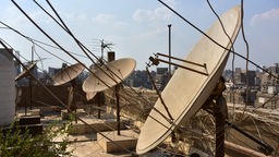 Satellitenschüsseln auf einem Hochhaus im Kairoer Stadtteil Mohandessin, aufgenommen am 13.06.2019.