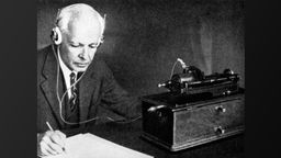 Der ungarische Komponist Bela Bartok überarbeitet seine früheren Volksmusik Notationen an der Ungarischen Akademie der Wissenschaften, indem er die Melodien auf einem Phonographen mit Kopfhörer abhört. 
