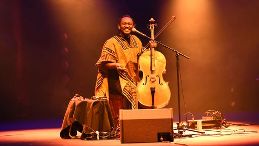 Der südafrikanische Cellist Abel Selaocoe bei einem Konzert 2022 in London.