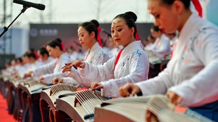 Frauen spielen die chinesische Zither Guzheng im Rahmen der Cangzhou Tourism Industry Development Conference 2020.