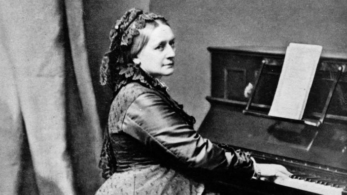 Clara Schumann am Klavier