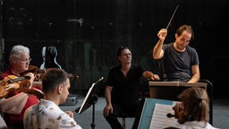 Dirigent Yoel Gamzou dirigiert das Orchester "oneMusic"