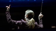 Symbolbild: Die Dirigentin Giedre Slekyte dirigiert während einer Probe in der Oper Leipzig das Orchester (2019).