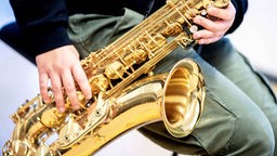 Ein Junge spielt Saxophon
