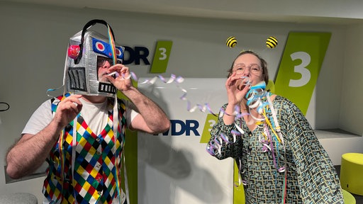 Jörg Lengersdorf und Nele Freudenberger in Kostümierung an Weiberfastnacht 2025.