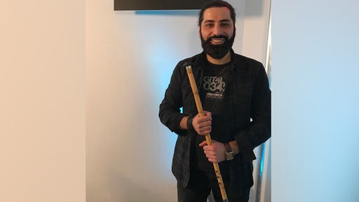 Murat Çakmaz mit seinem Musikinstrument: der Schilfrohrflöte.