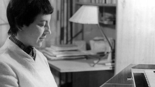 Die Komponistin Ruth Zechlin an ihrem Cembalo aufgenommen am 4. Februar 1961