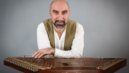 Musiker Kioomars Musayyebi spielt die persische Santur