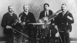 Schwarz-Weiß-Aufnahme von Johann Schrammel und dem Schrammel-Quartett, um 1885