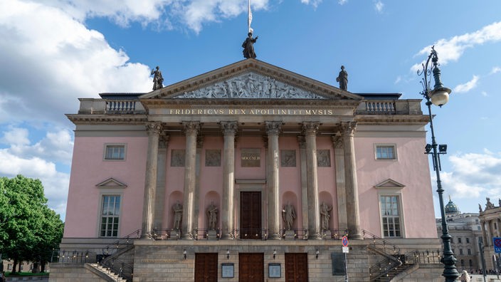 Die Frontseite der Staatsoper in Berlin vor blauem Himmel.