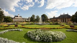 Dresden, Schloß Pillnitz - Ansicht vom Garten auf das neue Palais und auf das Wasserpalais