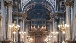Orgel von Aristide Cavaillé-Coll im Innenraum der Pfarrkirche La Madeleine Sainte-Marie-Madeleine, Paris,