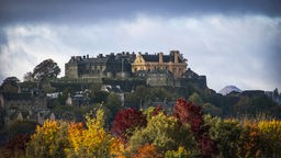 Schloss Stirling in Schottland, umgeben von Bäumen, die Ihre Herbstfarben zeigen