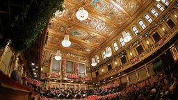 Dieses von den Wiener Philharmonikern zur Verfügung gestellte Foto zeigt Christian Thielemann, Dirigent aus Deutschland, bei der Leitung des Neujahrskonzerts 2024 der Wiener Philharmoniker im Großen Saal des Wiener Musikvereins.