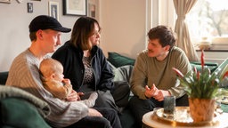 Dokumentation "Willst du wissen, wann du stirbst?", Reporter Frank Seibert (rechts) spricht mit einer Familie.