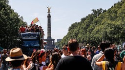 Techno-Fans feiern in Berlin am 08.07.2023. Im Hintergrund sieht man die Siegesseule.