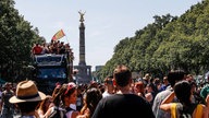 Techno-Fans feiern in Berlin am 08.07.2023. Im Hintergrund sieht man die Siegesseule.