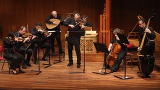 Gunnar Letzbor spielt Geige, umgeben von seinem Ensemble Ars Antiqua Austria