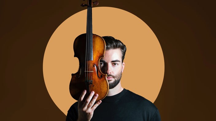 Der Violinist Niek Baar mit seiner Violine im Portrait