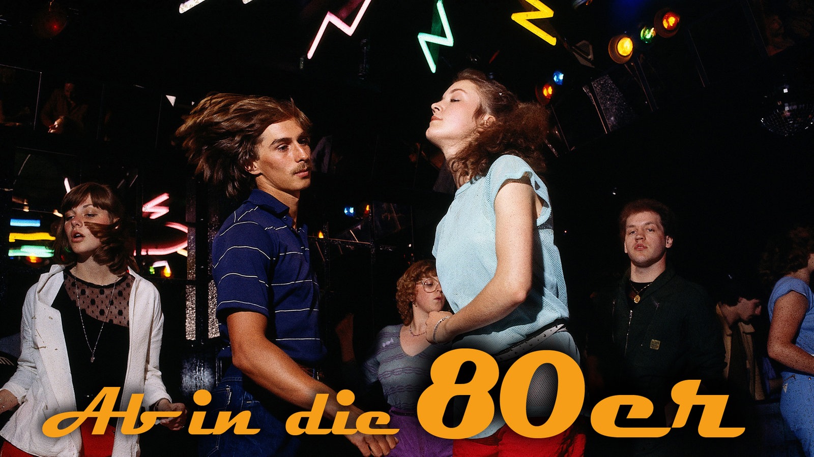 Ab in die 80er - Jugendliche tanzen in Disco