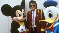 Michael Jackson mit Donald Duck und Mickey Mouse in Disneyland 1987